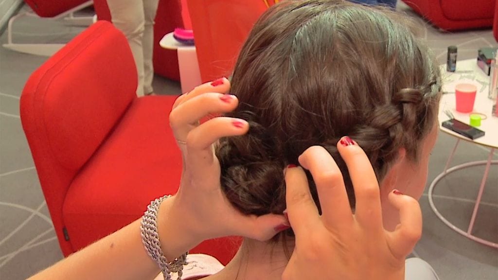 Tällaisen kampauksen saa loihdittua parissa minuutissa.