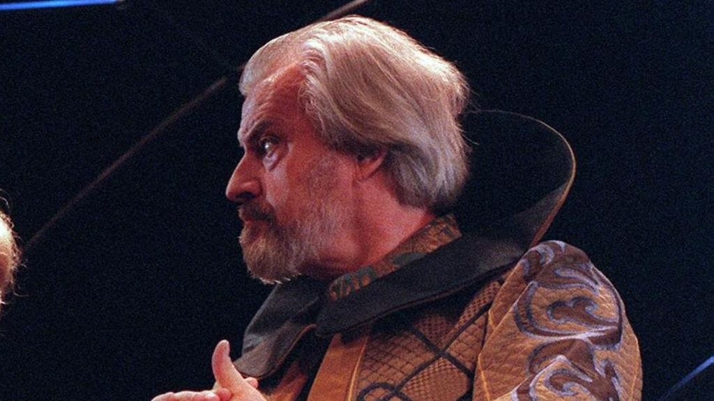 Näyttelijä Martti Järvinen Hamlet-näytelmässä vuonna 1999.