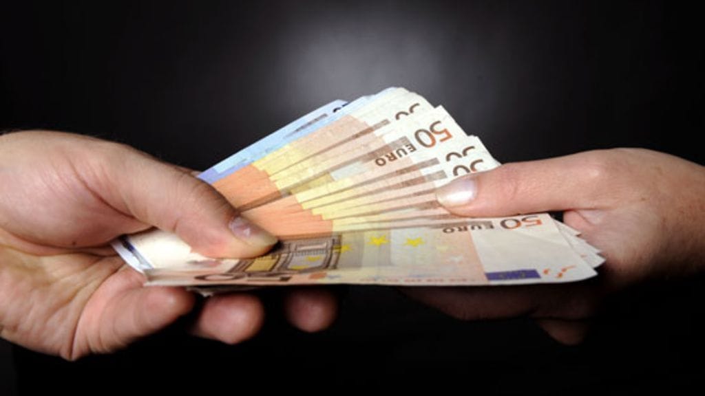 Suuren suomalaisen pörssiyrityksen toimitusjohtajan kuukausipalkka ilman bonuksia oli noin 54 500 euroa.