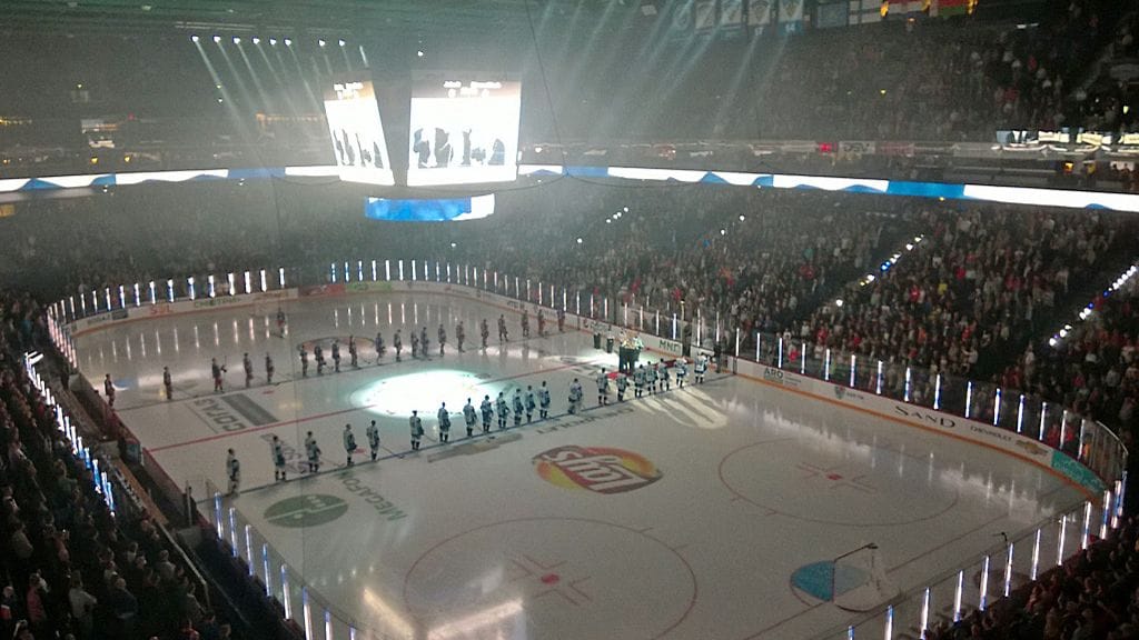 Ylioppilaskunnan laulajat esitti Maamme-laulun Jokereiden historian ensimmäisessä KHL-ottelussa.