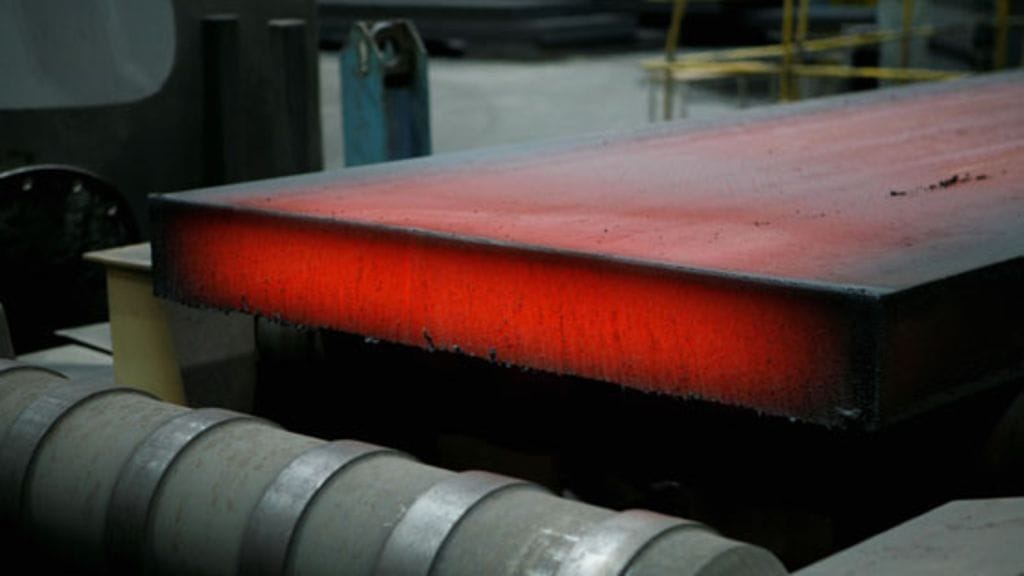 Hehkuva aihio terässulatolla Outokummun terästehtaalla Torniossa. Kuva: Lehtikuva