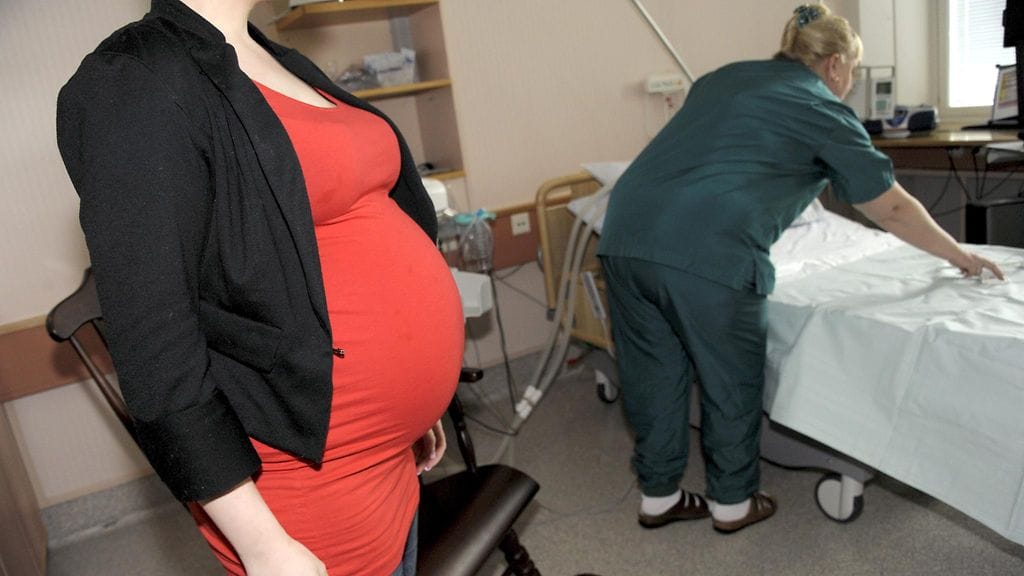 Kätilö Hiilan palkka ei tästä enää nousee, vaikka kokemus karttuu vuosi vuodelta. Nyt ollaan kätilöiden huippuliksassa. Kuvituskuva.