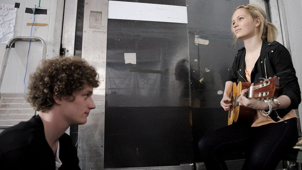 Näyttelijät Elias Gould sekä Sanni Kurkisuo romaaniinsa perustuvan Miss Farkku-Suomi -elokuvan lehdistötilaisuudessa, 16. toukokuuta 2011.