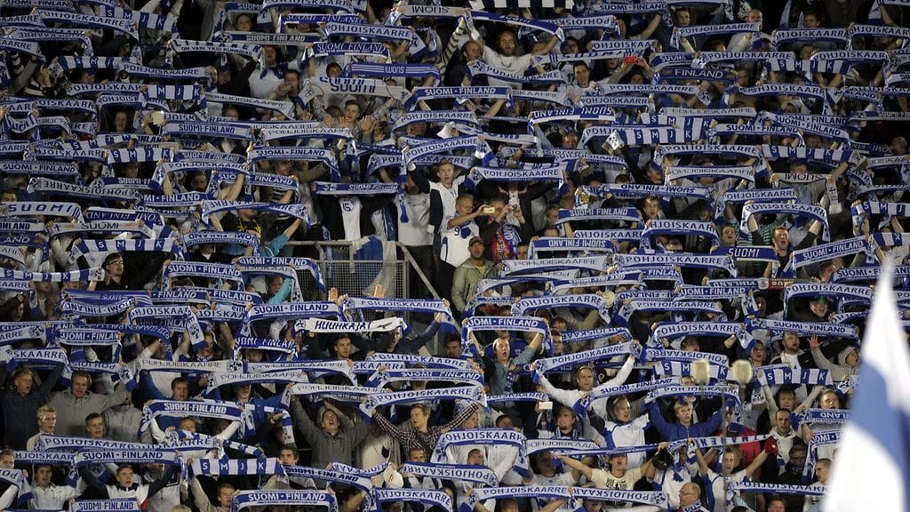 Suomen jalkapallomaajoukkueen kannattajia.