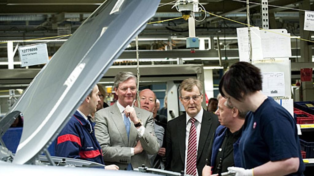 Spykerin ja Saabin johtajat Victor R. Muller ja Jan Ake Jonsson Saabin Trollhättanin tehtaalla 22.3.2010. (EPA)