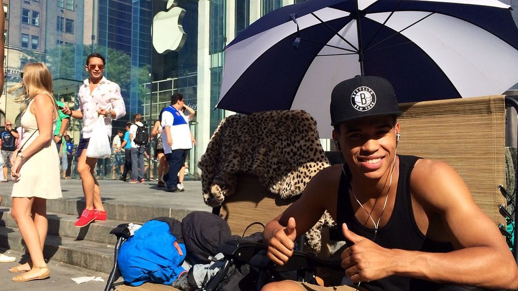 Odotetun iPhone 6:n kolmas jonottaja Brian Ceballo tienasi vajaat tuhat euroa myymällä jonon ensimmäisen paikan toisille innokkaille Applen lippulaivaliikkeen edustalla Manhattanilla.