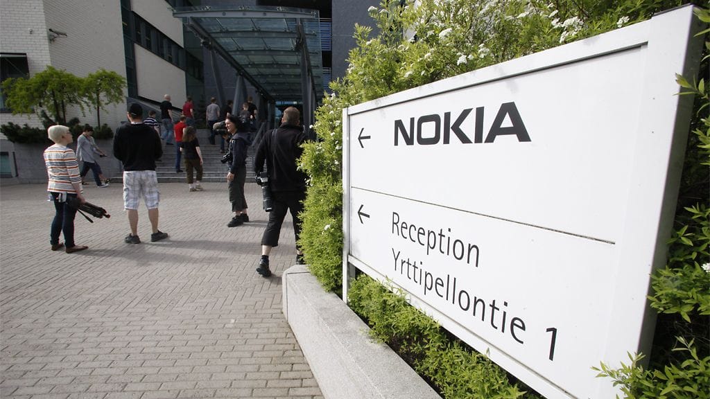 Oulun tehtaalla yllätyttiin Nokian matkapuhelintoimintojen myynnistä.