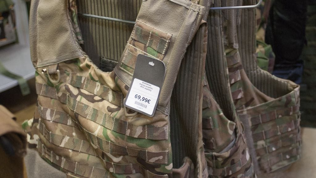 Varusteleka on armeijaylijäämän ja ulkoilun erikoisliike, jonka verkkokauppa toimii eri puolilla maailmaa.