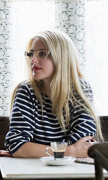 nainen,-yksin,-kahvilassa