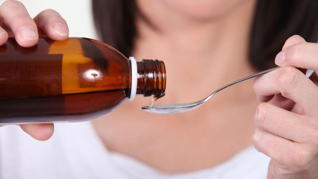 Professori kertoo, ettei hyviä yskänlääkkeitä oikein ole olemassa.