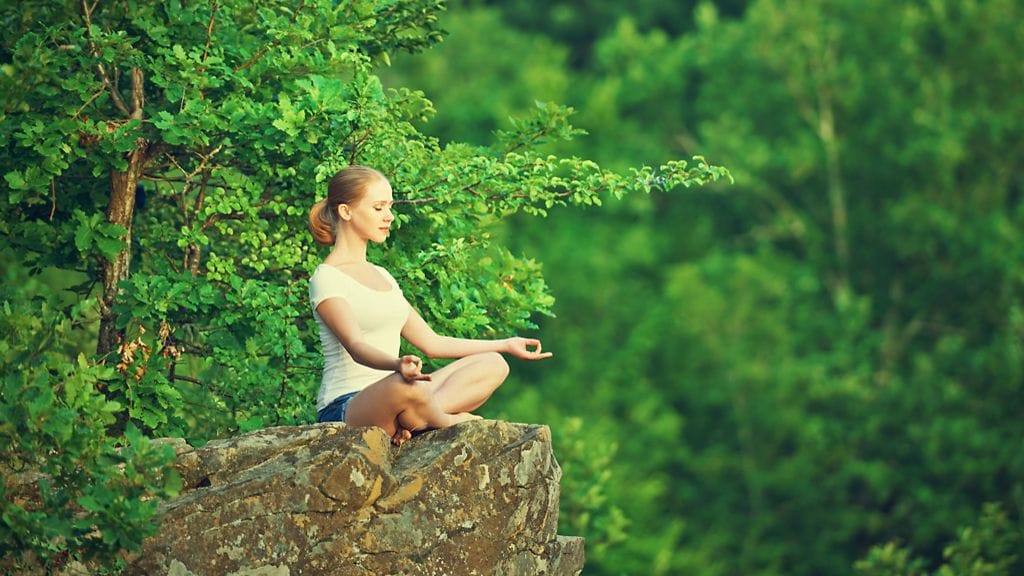 Mene hetkeksi rentouttavaa paikkaan ja sulje silmäsi.