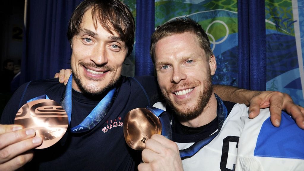 Teemu Selänne ja Saku Koivu ja Vancouverin olympiapronssit 2010.
