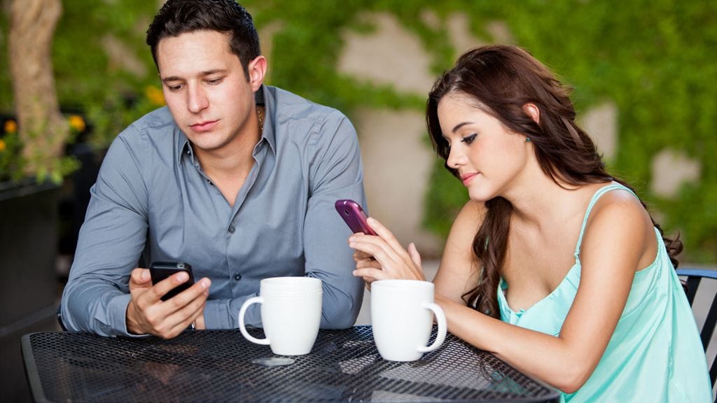 huonot-deitit-kännykkä-tinder