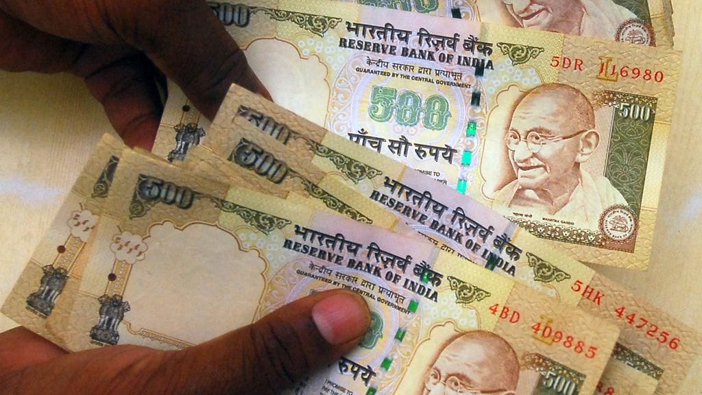 Intian hallitus ilmoitti yllättäen viime viikolla, että vanhat 500 ja 1000 rupian setelit korvataan osana korruption vastaista taistelua. Kuvituskuva.