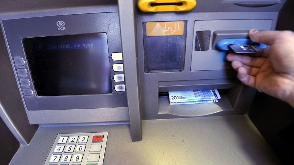 Pankkikortin vaihtajat iskevät pankkiautomaatilla. Kuvituskuva.