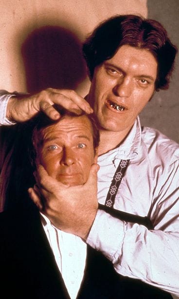 Roger Moore ja Richard Kiel Bond-elokuvassa