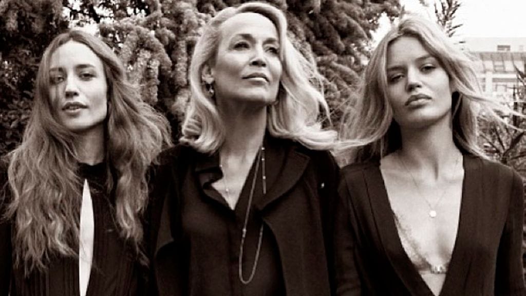 Jerry Hall poseeraa hänen ja Mick Jaggerin mallityttärien Elizabethin ja Georgia Mayn kanssa Twitterissä julkaistussa kuvassa.