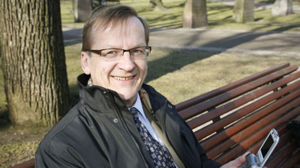 Matti Makkonen matkapuhelin kädessään Helsingissä vuonna 2008.