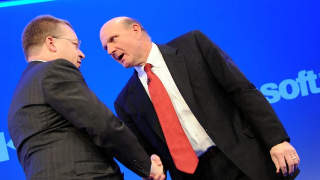 Nokian Stephen Elop ja Microsoftin Steve Ballmer kättelivät eilen Lontoossa. (Lehtikuva)