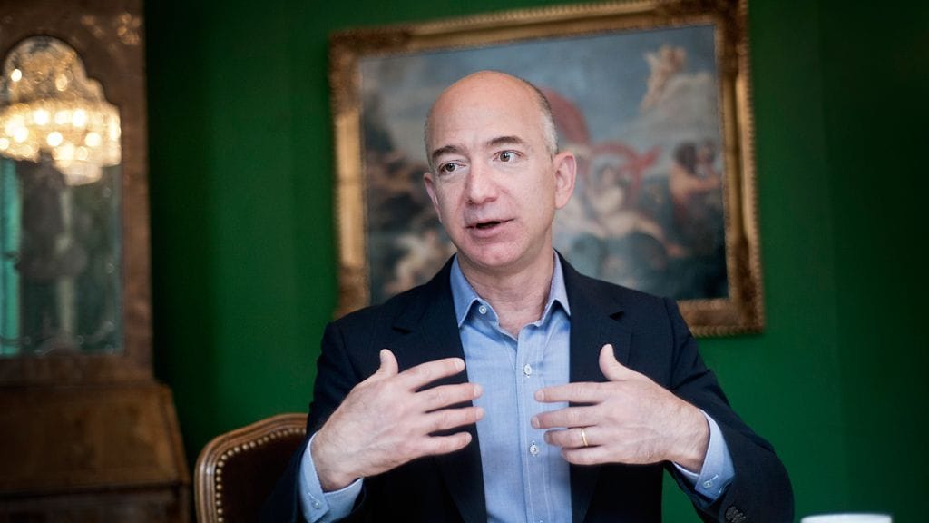 Jeff Bezos kurottaa korkealle visioissaan.