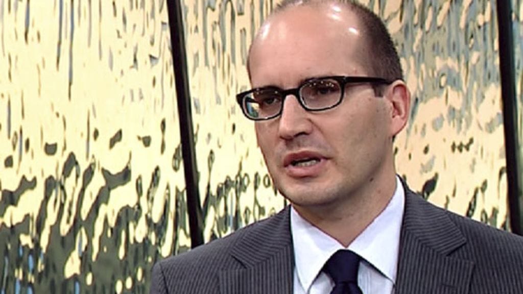 Ekonomisti Timo Hirvonen yllättyi Kreikan valtiovarainministeri Varoufakisin erosta, mutta pitää asiaa myönteisenä.