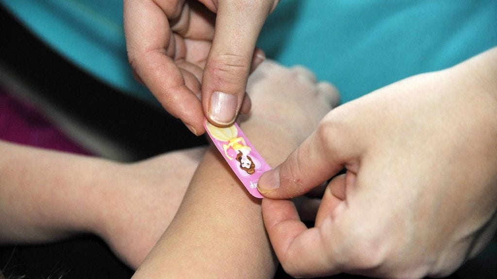 Paras tapa suojautua staphylococcus aureus -bakteerilta on pitää iho ehjänä. Haavat tulee aina puhdistaa. Kuvituskuva.