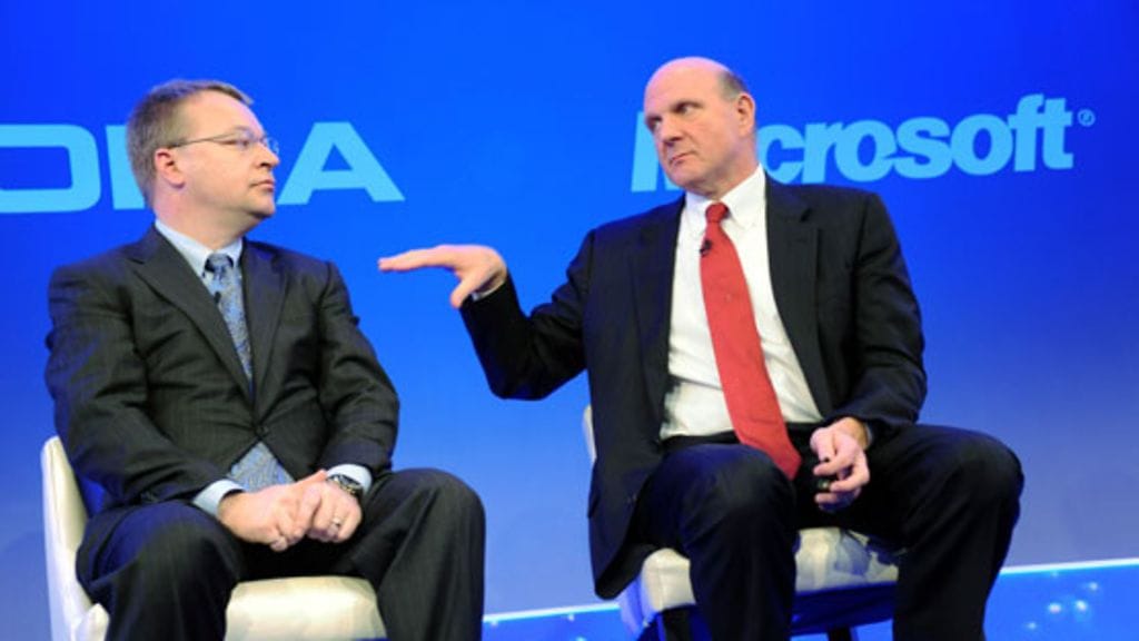 Nokian Stephen Elop ja Microsoftin Steve Ballmer. Yhdysvalloissa liikkuvissa huhuissa uskotaan, että nämä herrat alkaisivat käydä jossain vaiheessa kauppaa Nokiasta. Kuva: Lehtikuva