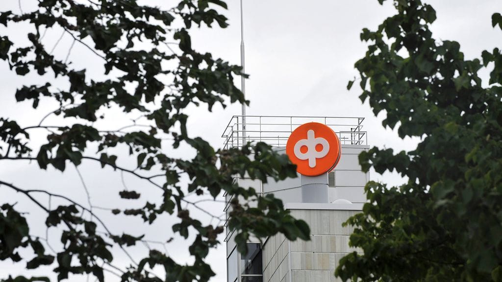 Osuuspankin logo OP-keskuksen katolla Helsingissä, 14. kesäkuuta 2010. Kuva: Lehtikuva