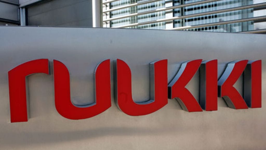 Rautaruukin logo Helsingin Herttoniemessä sijaitsevan pääkonttorin edustalla.