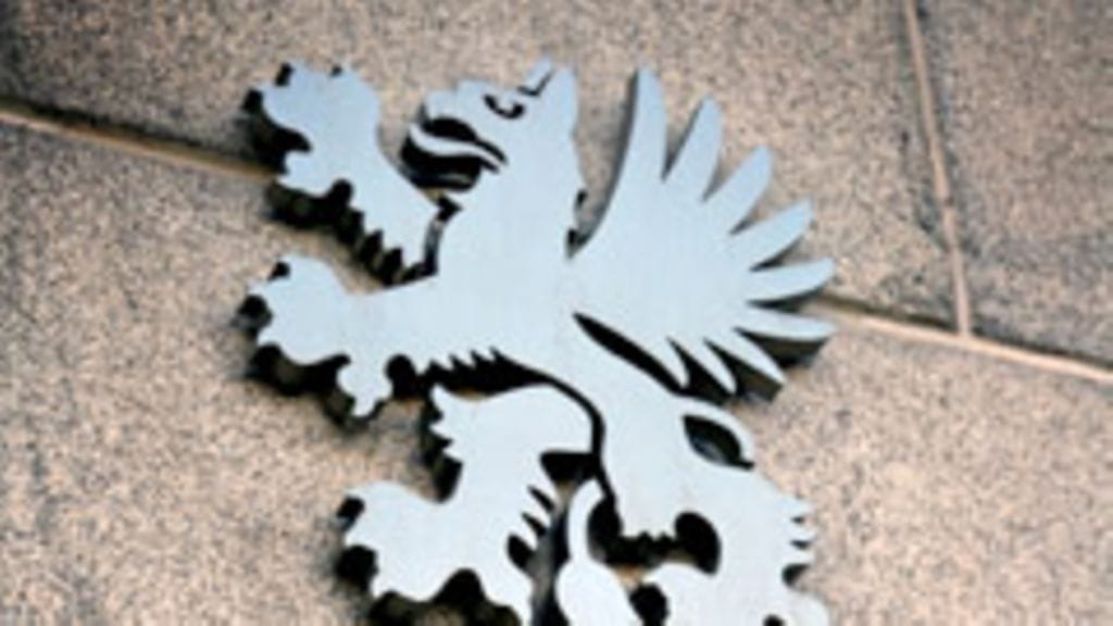 UPM:n logo pääkonttorin seinässä.