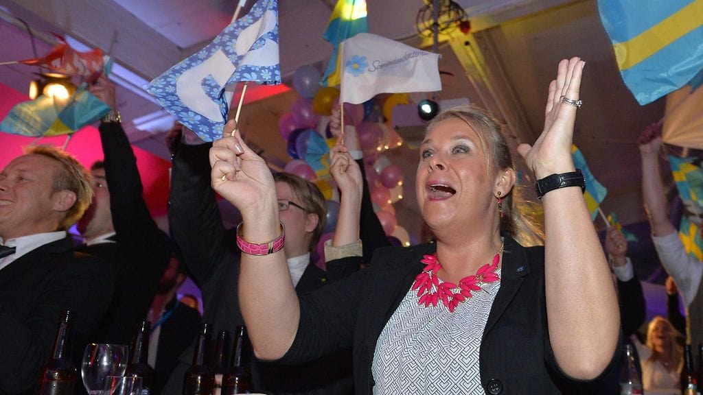 MTV Uutisten entinen kirjeenvaihtaja Kari Lumikero arvioi, että ruotsidemokraattien nousu Ruotsin kolmanneksi suurimmaksi puolueeksi vaikeuttaa merkittävästi hallitusneuvotteluja.