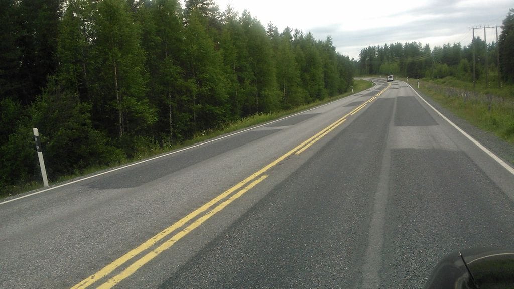 Mies ampui autossa kesken ajon. Kuvituskuva.