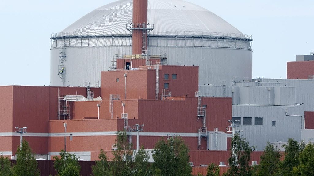 TVO:n jäteluolaan Eurajoella on loppusijoitettu ydinvoimaloiden matala- ja keskiaktiivista jätettä. Kuvassa Eurajoella sijaitseva Olkiluoto 3 -ydinvoimala.