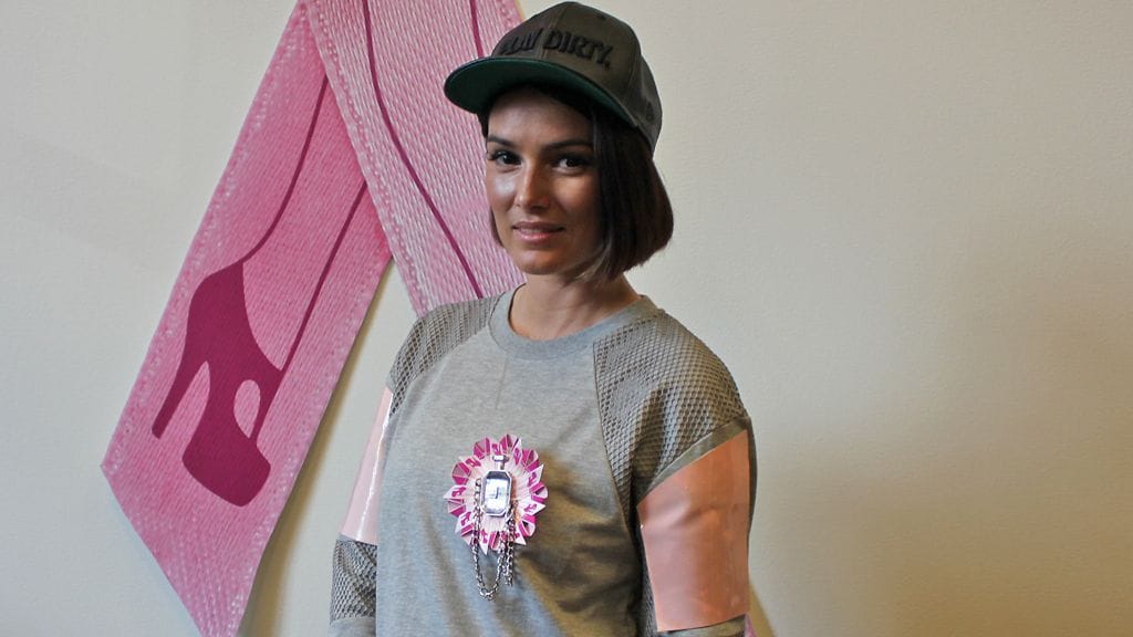 Sara La Fountain Roosa nauhan uuden ilmeen julkistustilaisuudessa.