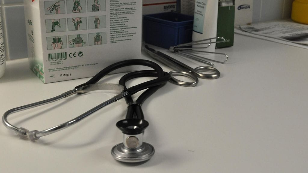 Toistuvista varoituksista huolimatta miehen annettiin jatkaa lääkärintoimessa. Kuvituskuva.