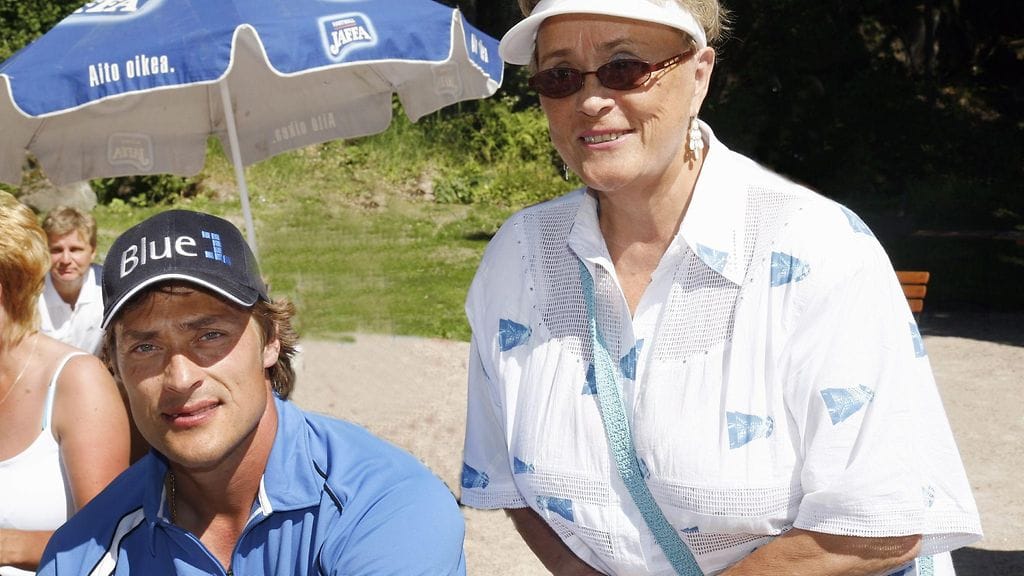 Teemu ja äiti Liisa Selänne Bermudan Kannu -tenniskisa tapahtumassa Helsingin Kalastajatorpalla 1.heinäkuuta 2006.