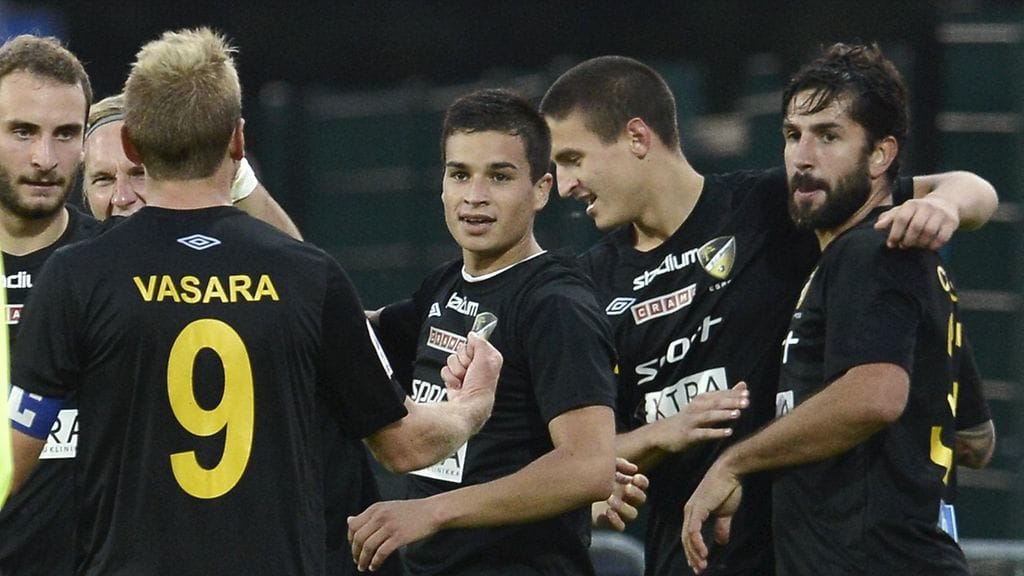 Honka-pelaajat  juhlivat Pablo Counagon (oik.) osumaa.