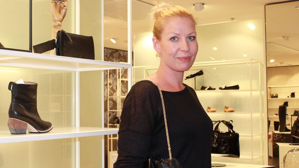 Kenkäsuunnittelija Julia Lundsten Stockmannin naisten jalkineosaston avajaisissa.