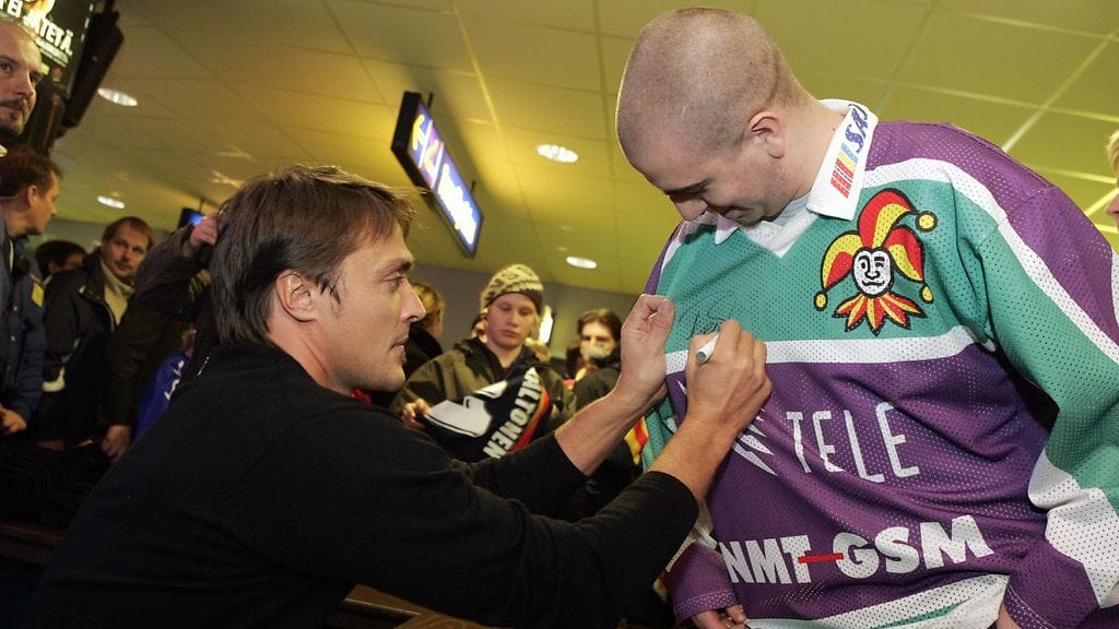 Teemu Selänne kirjoitti nimikirjoituksia Jokerien kotiottelussa tammikuussa 2005.