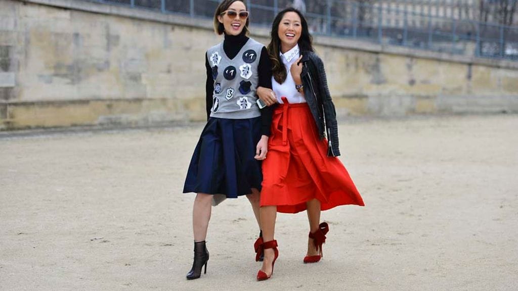 Valkoinen kauluspaita, toimii aina. Kuva Pariisin muotiviikoilta helmikuusta.