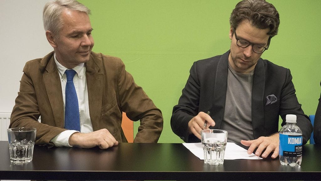 Vihreiden Pekka Haavisto ja puheenjohtaja Ville Niinistö suomivat hallituksen toimia.