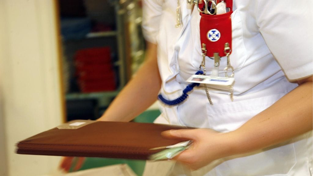 Asiantuntijoiden mukaan työajan pidentäminen olisi parempi lääke talouskriisiin kuin palkka-ale. Tässä sairaanhoitaja työssään.