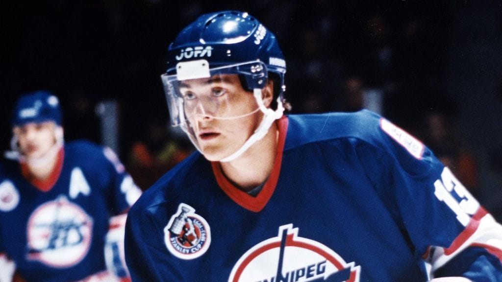 Teemu Selänne debytoi Jetsin paidassa kaudella 1992-93 iskien heti 76 maalia.