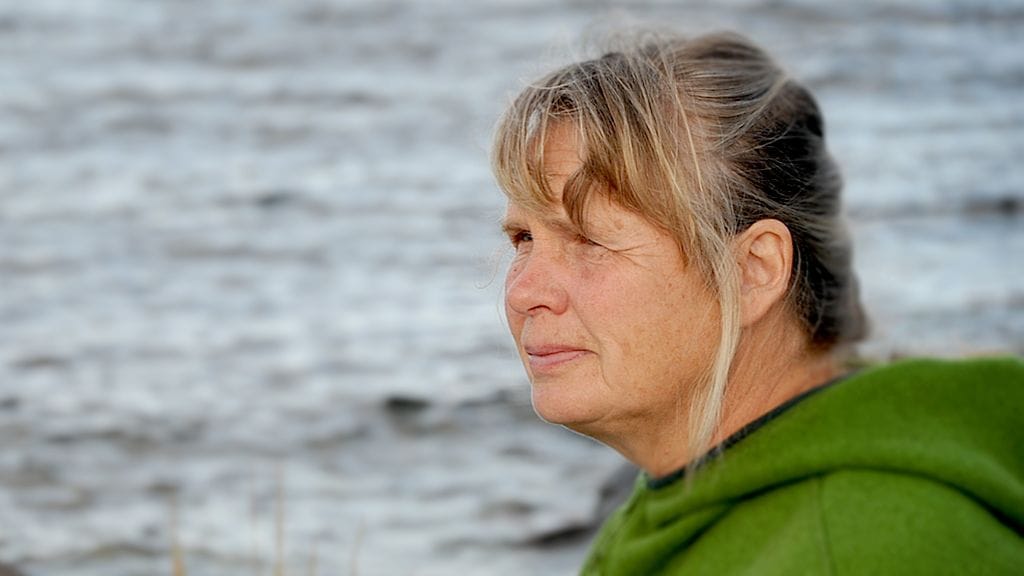 Merta ja merimatkoja ei voi alkaa pelätä, vaikka lähellä tapahtuukin onnettomuuksia, pohtii Utön saaren opettaja Brita Willström. Hän oli saarella myös Estonian onnettomuusyönä.