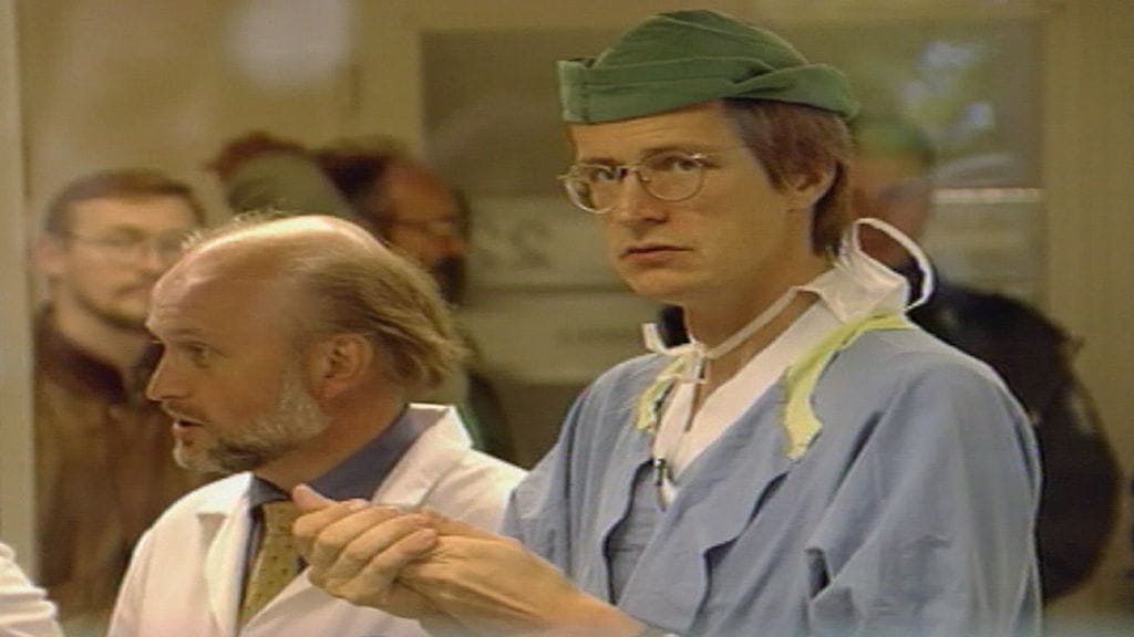 Heikki Pälve Turun yliopistollisessa keskussairaalassa 28.9.1994. (Kuvakaappaus arkistomateriaalista)