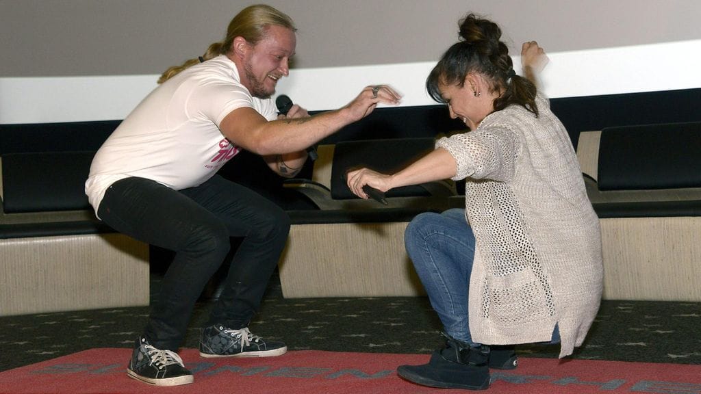 Tutkimuksen mukaan suurin lonkkamurtumariski oli niillä naisilla, jotka eivät pystyneet kyykistymään riittävän alas ja koskettamaan lattiaa. Kuvassa Duudsonien Jarno "Jarppi" Leppälä ja nyrkkeilijä Eva Wahlström kyykkykilpailussa koululaisten liikuntakampanjan aikana tammikuussa 2013.