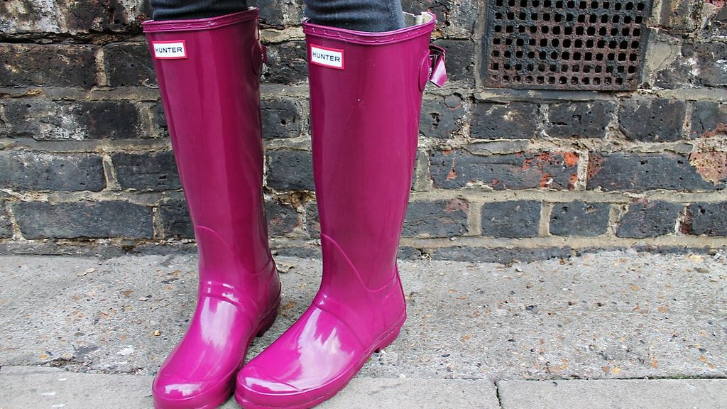 Sade, mikä ihana tekosyy pistää jalkaan kirkkaan väriset kumpparit! Kuvassa muotibloggaaja Rosie Fortescuen kirkuvan pinkit Hunterit.