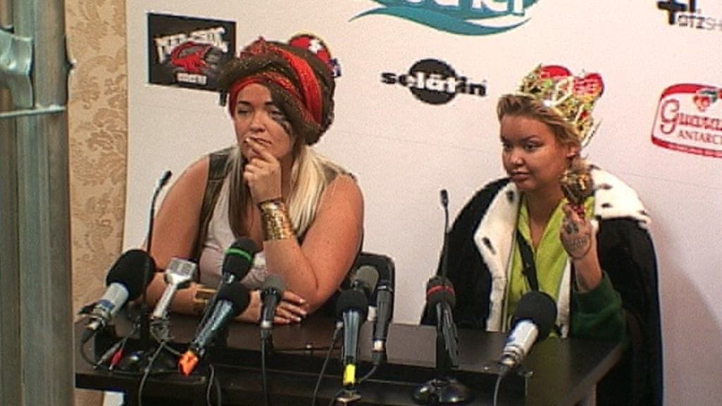 Jonna ja Leyla täynnä uhoa.