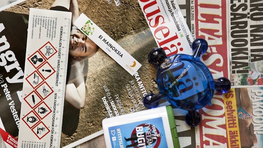 SuomiAreenan Kansalaistorilla jaetaan mm. hyttysliinoja, kondomeja, lehtiä ja karkkeja. Kuva: Satakunnan Kansa / MTV3