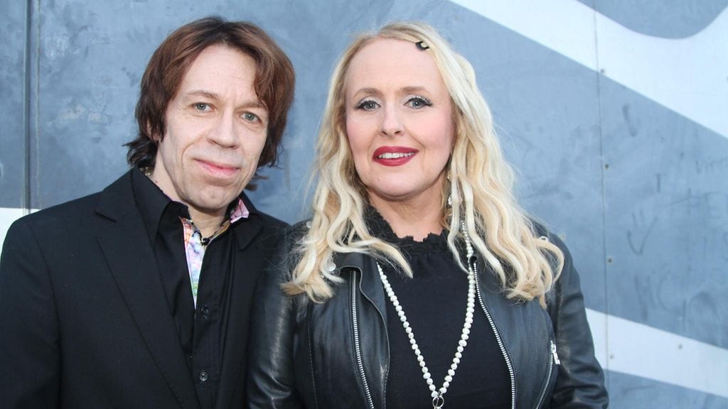 Sami ja Maarit Hurmerinta kannustavat Janna-tytärtään tanssikisassa.